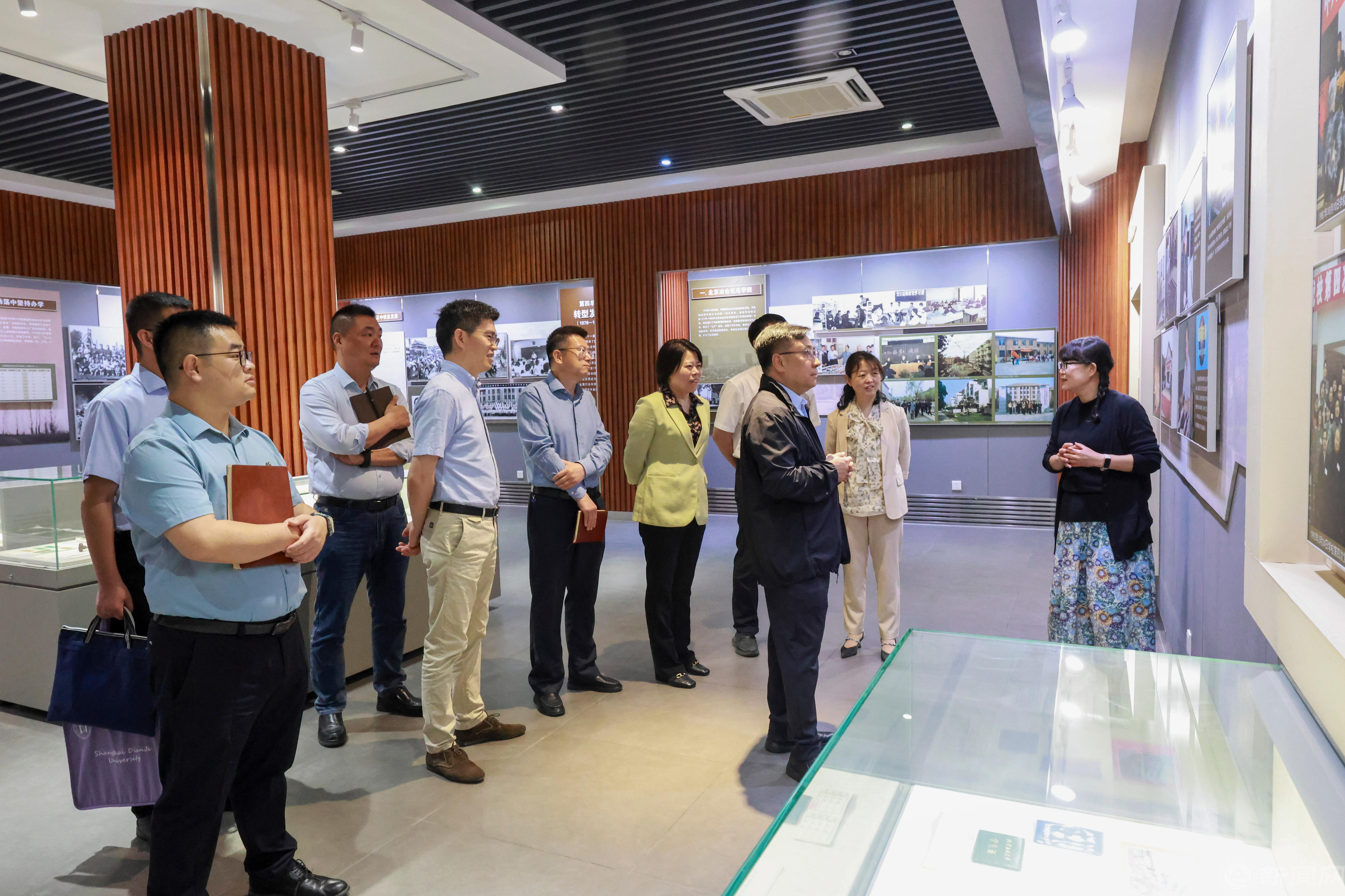 参观校史馆.JPG