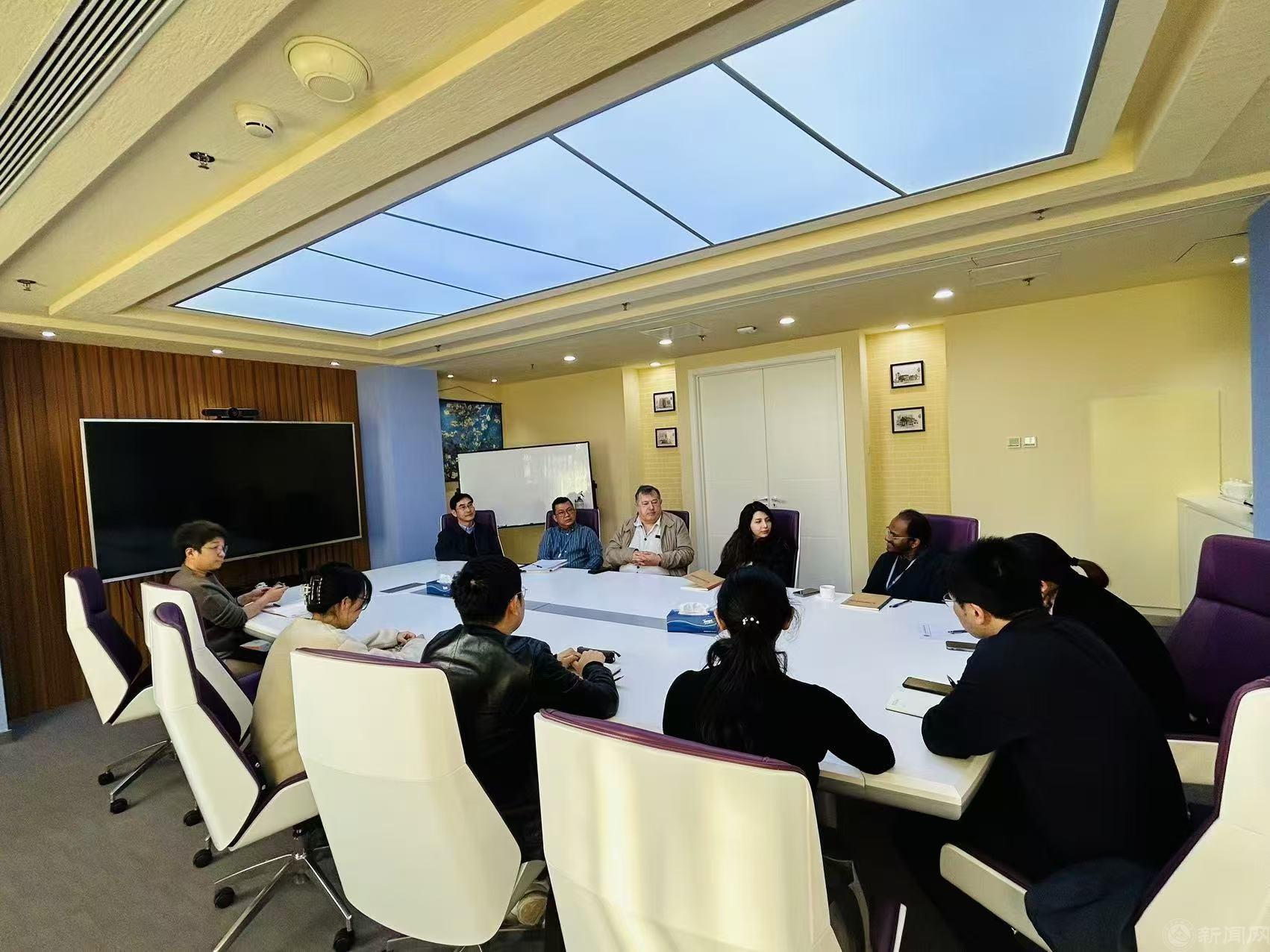 外教座谈.jpg 外教座谈.jpg